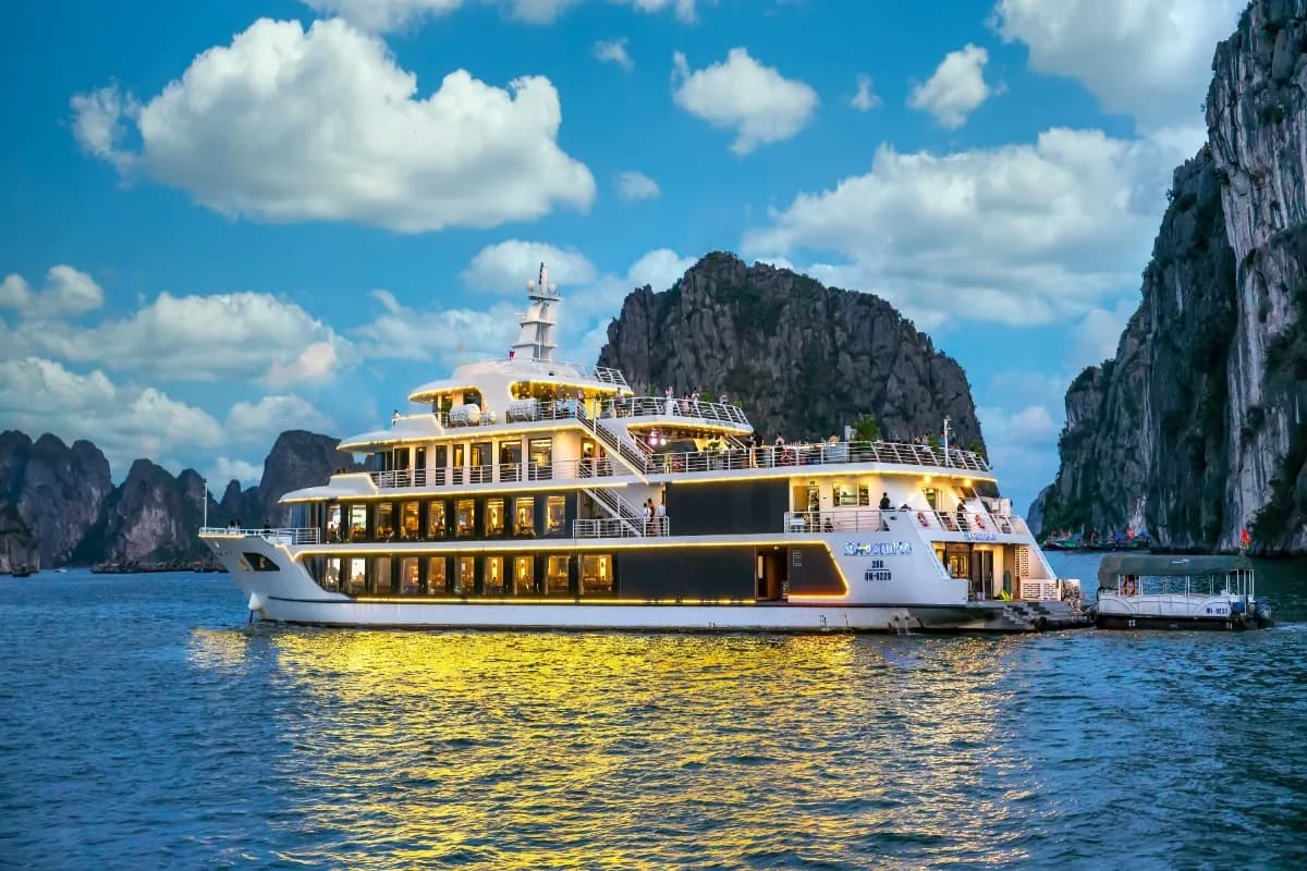 Cruise at Halong Bay