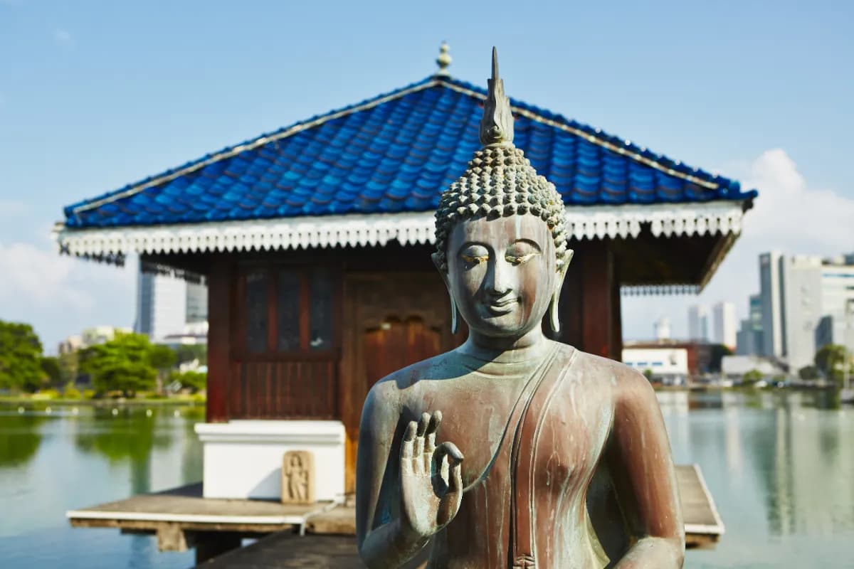 Pray at Gangaramaya Temple