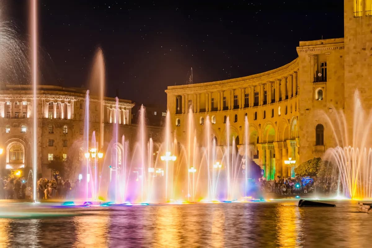 Watch the Lights and Music Fountain Show at the Republic Square