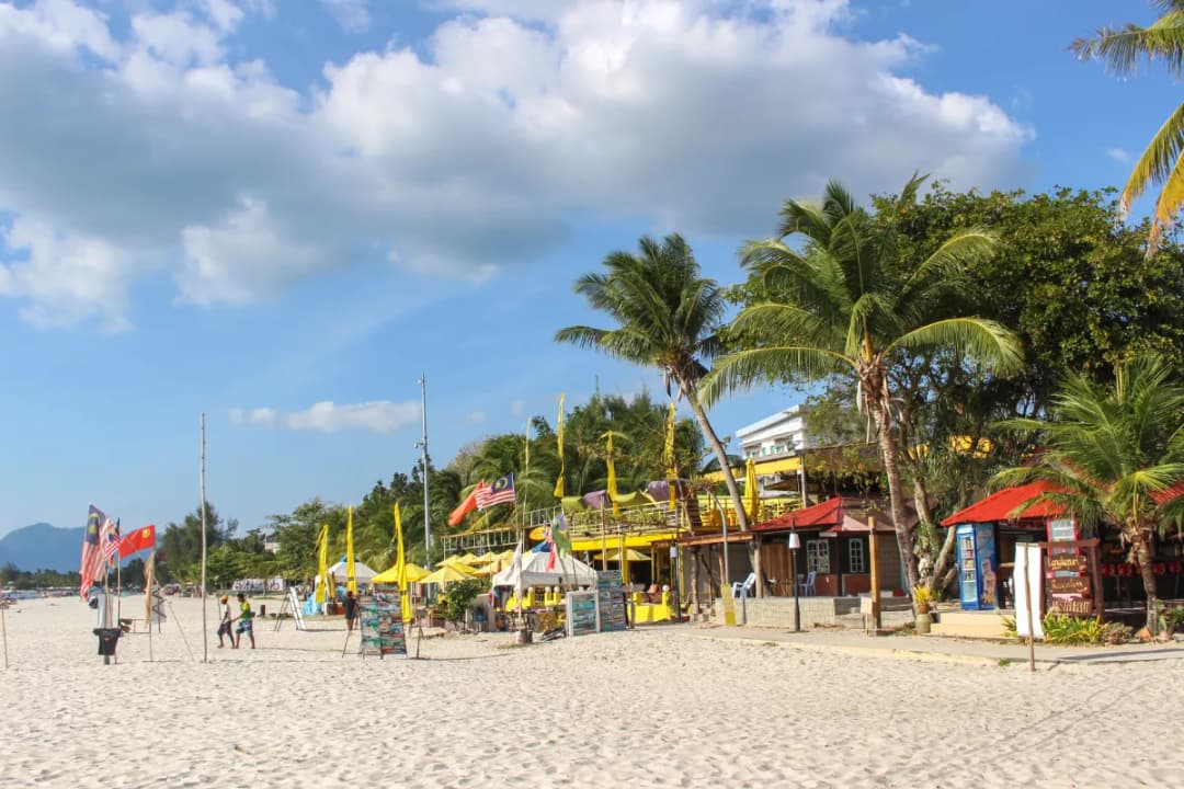Beachside Cafés and Lounges
