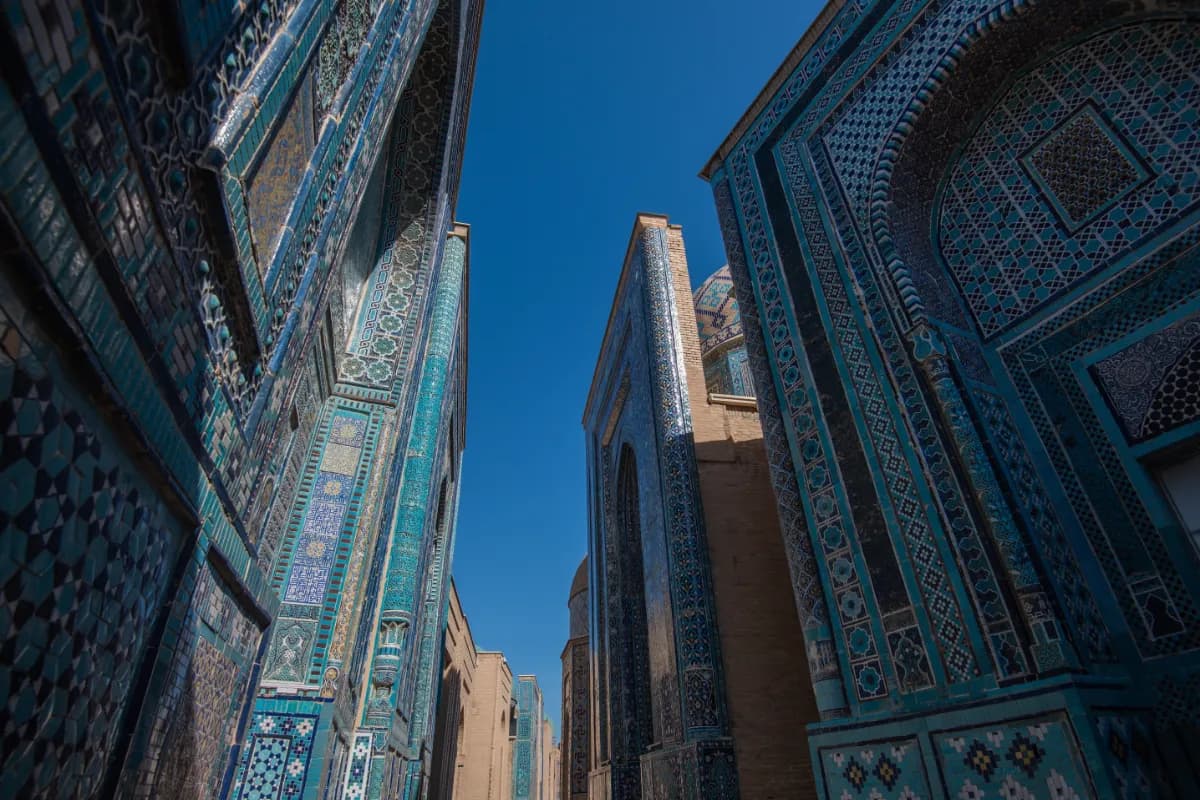 Narrow passage at Shah-i-Zinda necropolis